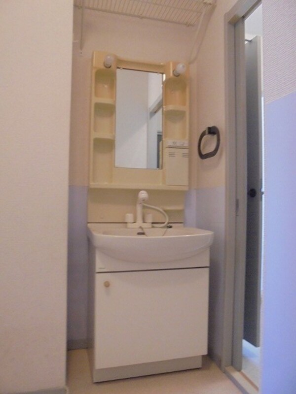 洗面所(写真は101号室です（参考）)