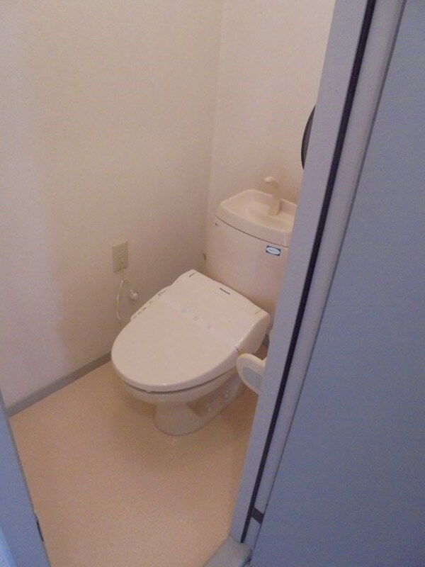 トイレ(写真は101号室です（参考）)