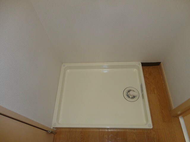 物件内観写真15　(洗濯機置き場　写真は202号室です。)