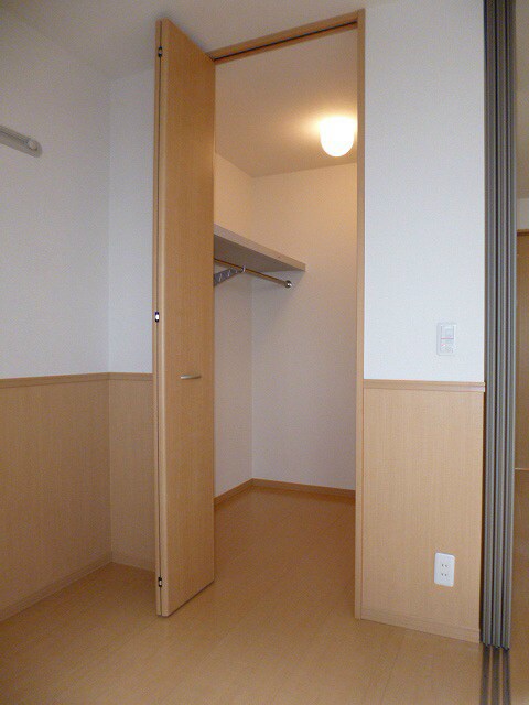 物件内観写真11　(ウォークインクローゼット 写真は105号室です（参考）)