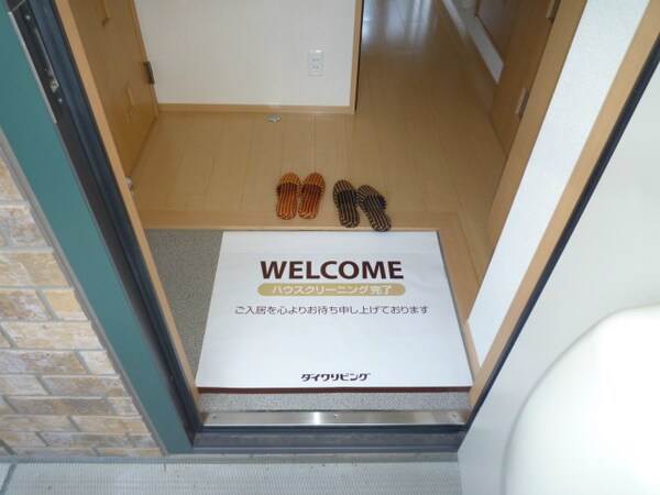 玄関(写真は102号室です。)