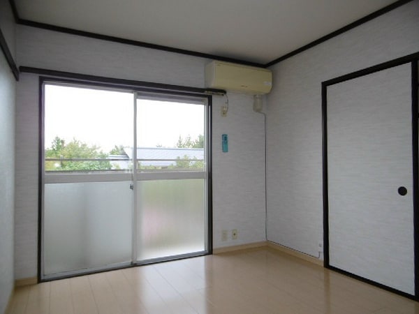 リビング(※写真は別部屋のものです。（参考）)