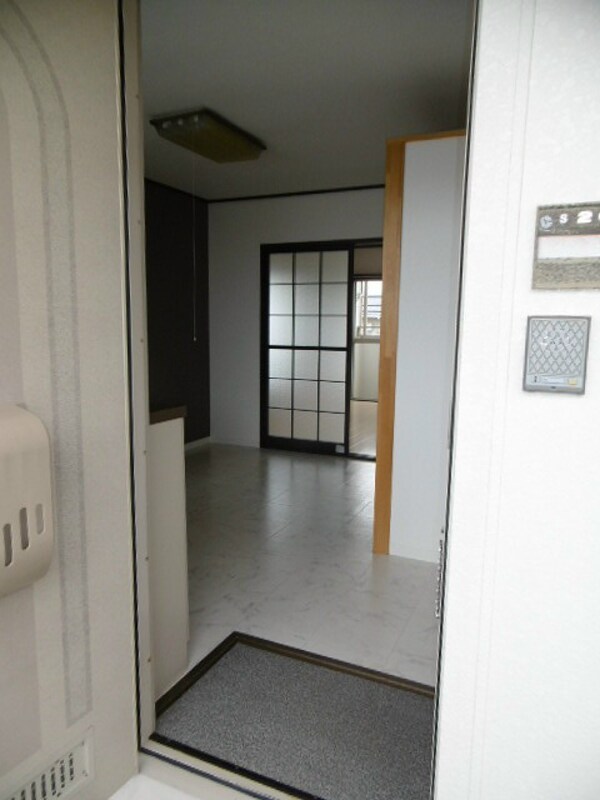 玄関(※写真は別部屋のものです。（参考）)
