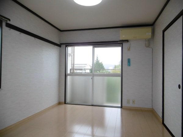 リビング(※写真は別部屋のものです。（参考）)