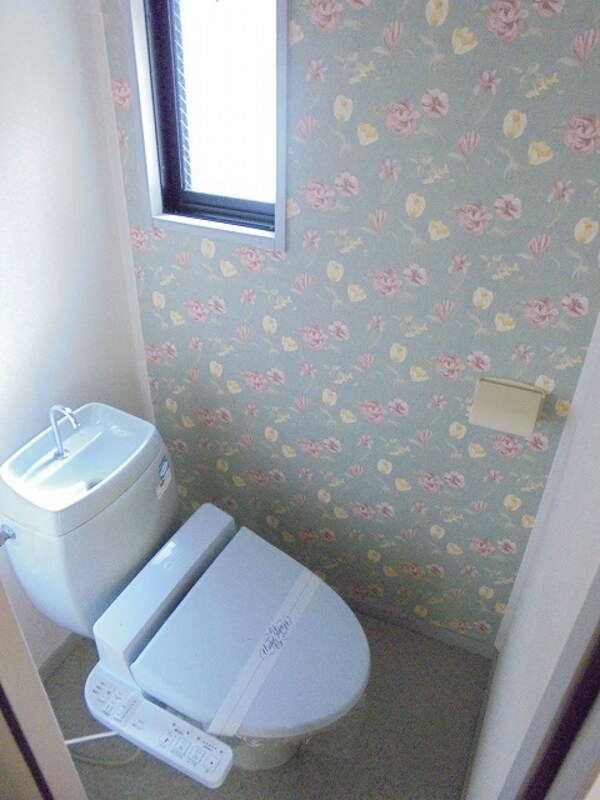 トイレ(写真は101号室です。（参考）)
