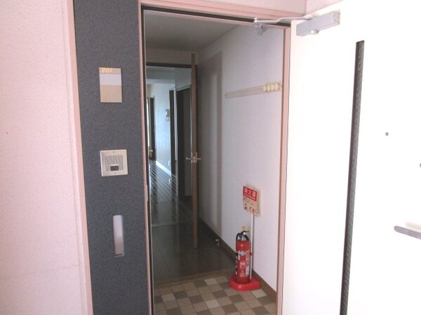 玄関(画像は401号室です（参考）)