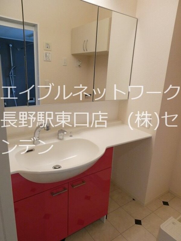 洗面所(写真は103号室です（参考）)