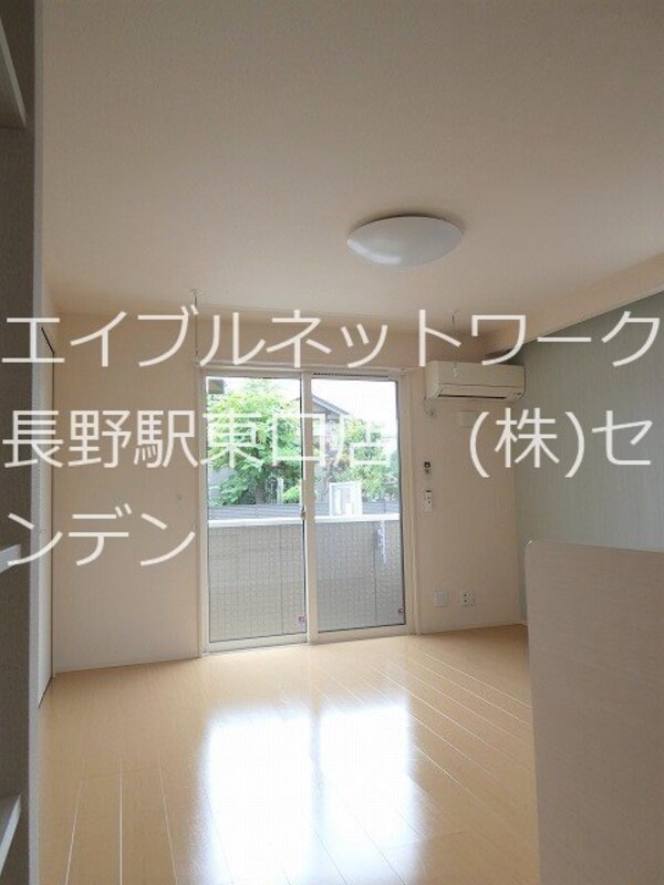 リビング(写真は103号室です（参考）)