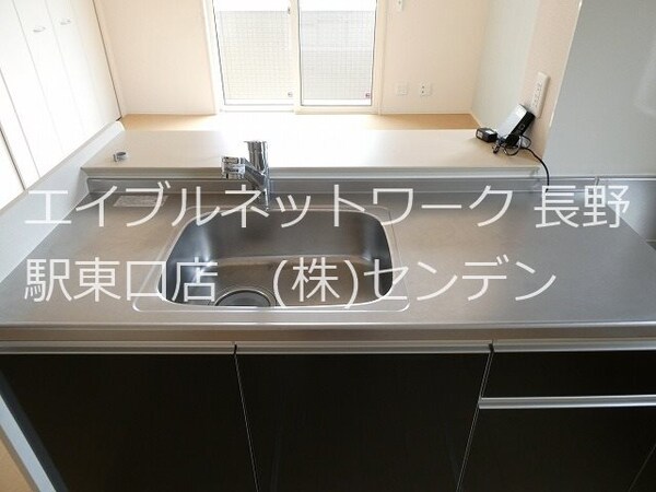 キッチン(写真は103号室です（参考）)