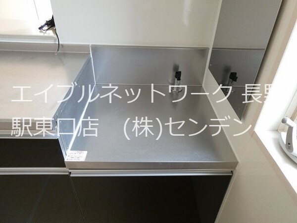 キッチン(写真は103号室です（参考）)