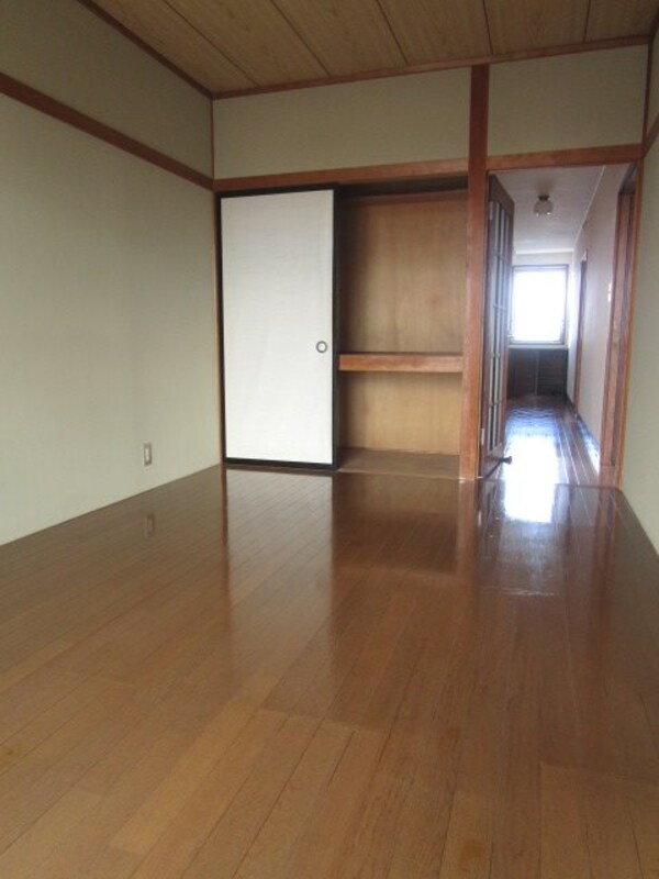 ベッドルーム(写真は305号室です（参考）)