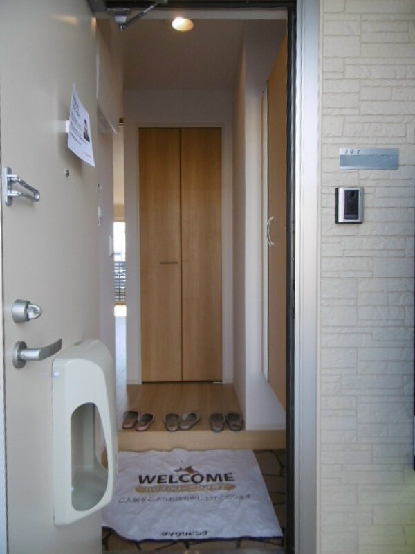 玄関(写真は101号室です（参考）)