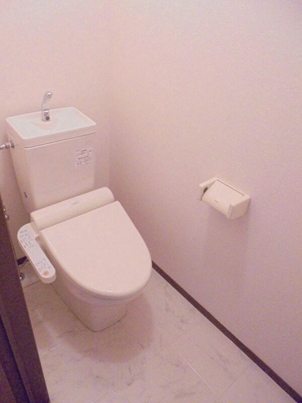 トイレ(写真は102号室です)