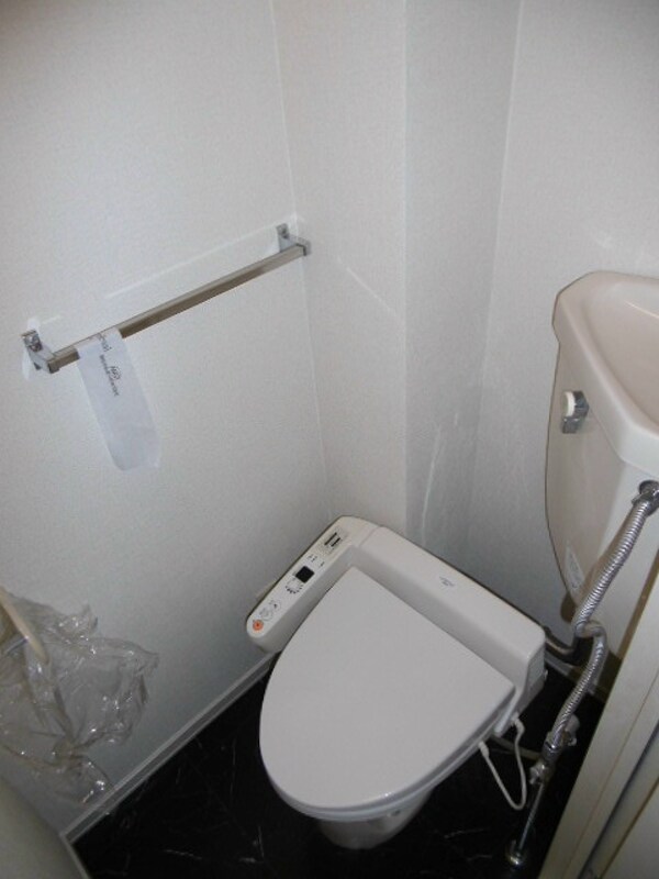 トイレ(写真は102号室です（参考）)