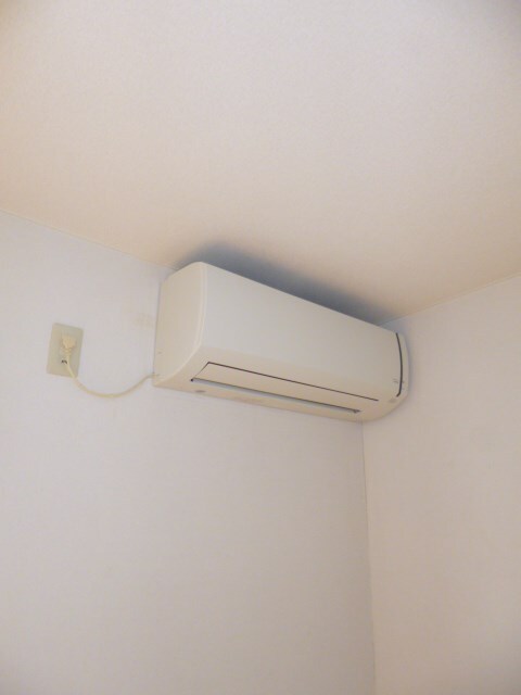 物件内観写真9　(エアコン　　　※写真は203号室です。ご参考下さい。)