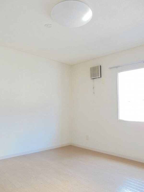 ベッドルーム(画像は101号室です（参考）)