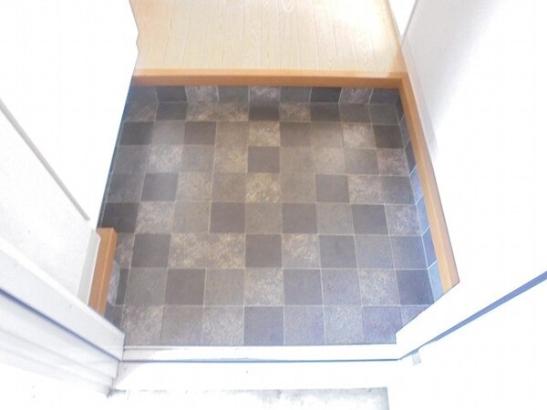 玄関(画像は101号室です（参考）)