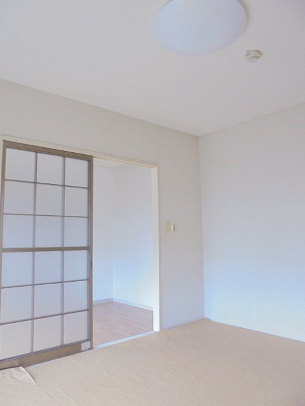 リビング(画像は101号室です（参考）)