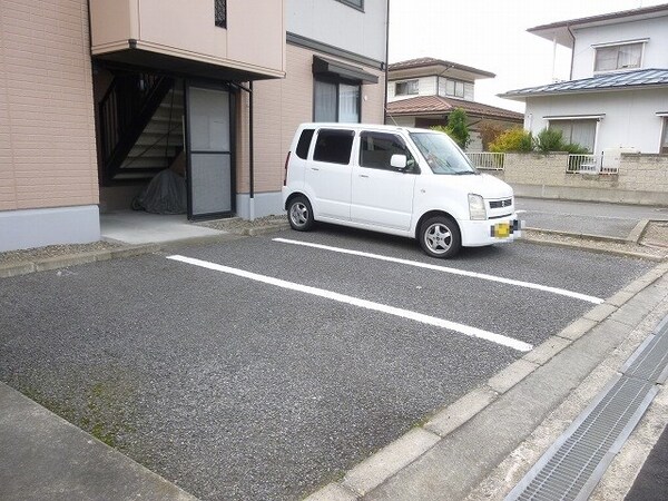 駐車場(画像は201号室です（参考）)