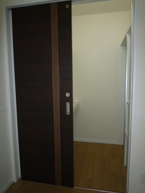 物件内観写真11　(ウォークインクローゼット　写真は101号室です。)