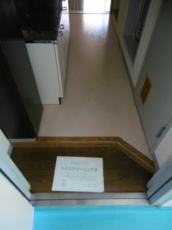 玄関(※写真は　202号室)