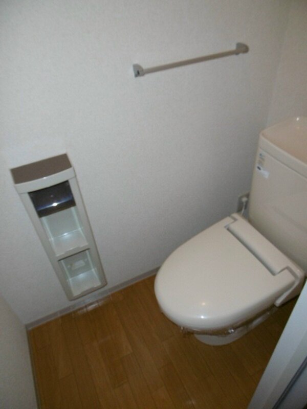 トイレ(暖房便座写真は202号室です)