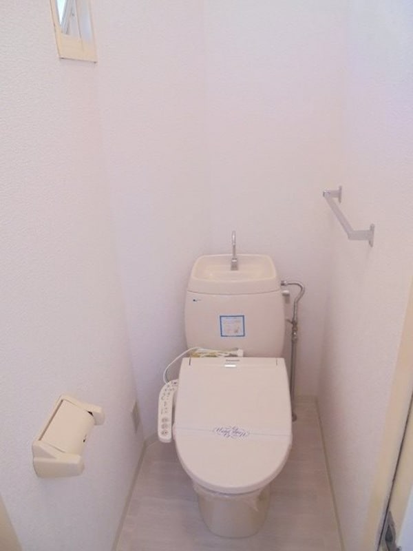 トイレ(写真は102号室です。（参考）)