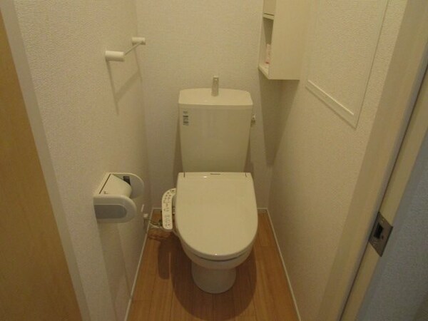 トイレ(写真は202号室です（参考）)