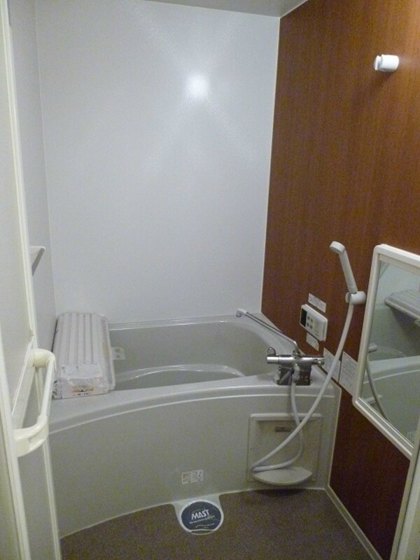 風呂画像(※写真は101号室のお部屋です。（反転）)
