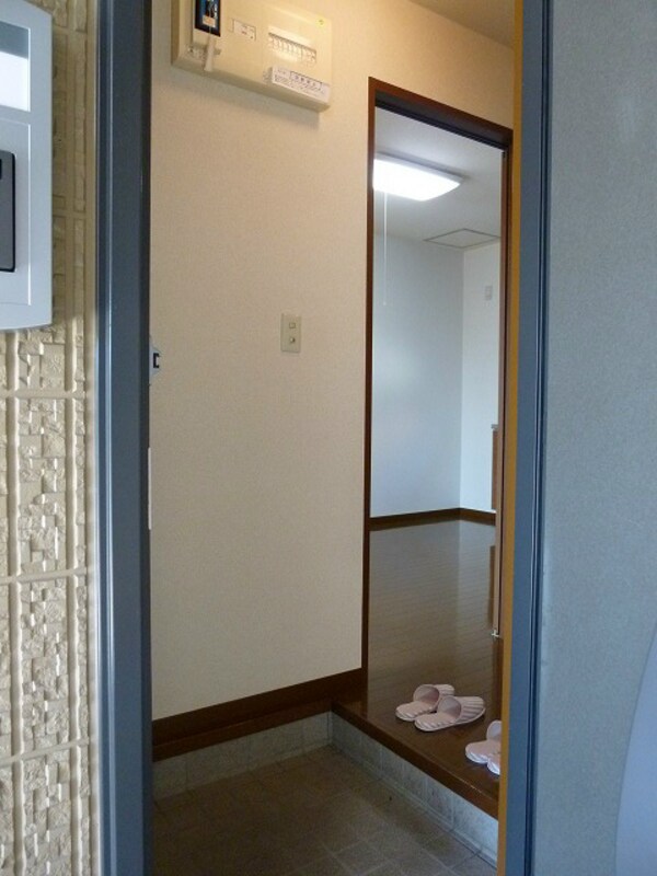 玄関(※写真は101号室のお部屋です。（反転）)
