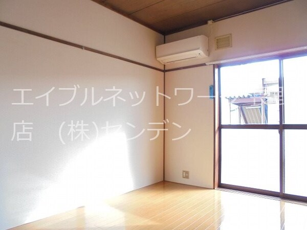リビング(※写真は別部屋のものです。（参考）)