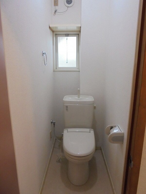 トイレ(写真は4号室です（参考）)