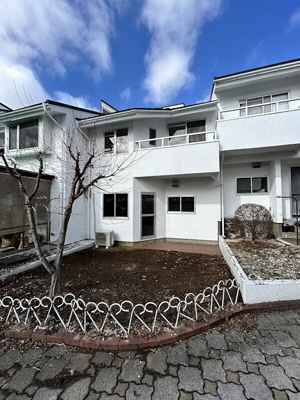 物件外観写真2　(写真は205号室です。（参考）)