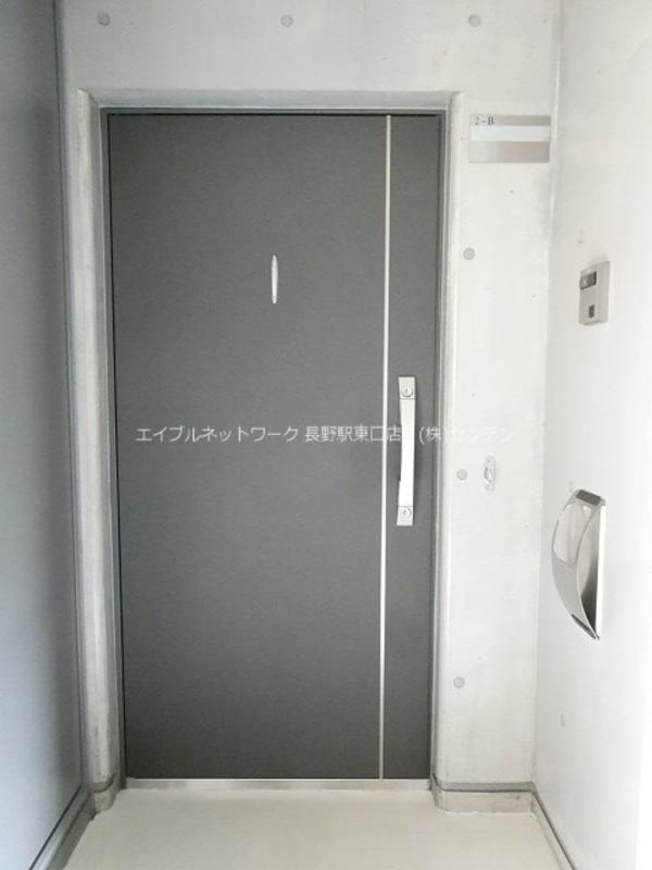 玄関(※写真は別号室です（参考）)