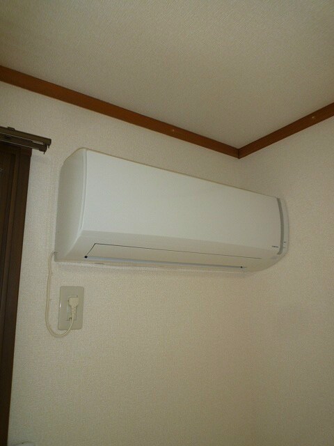 物件内観写真30　(エアコン　写真は102号室です)