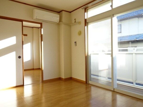 リビング(別部屋参考写真です。)