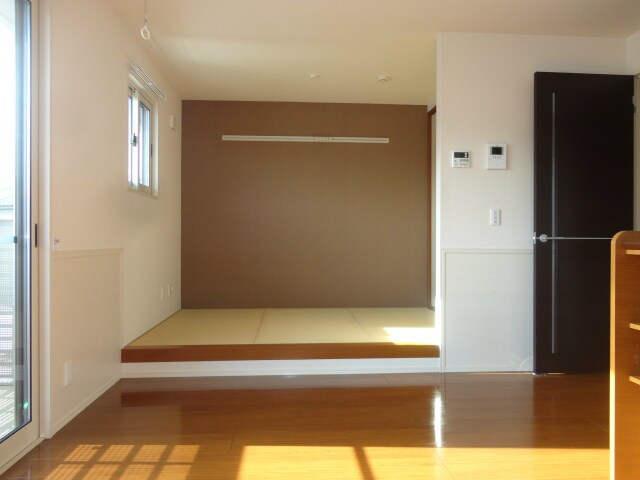 物件内観写真12　(リビングとなりに３帖の畳コーナー)