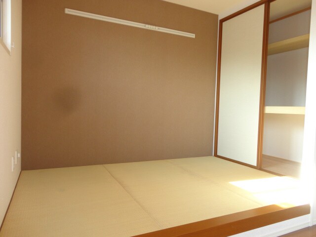 物件内観写真17　(３帖の畳コーナー)