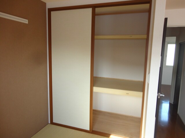 物件内観写真18　(畳部屋らしく押入れ付)