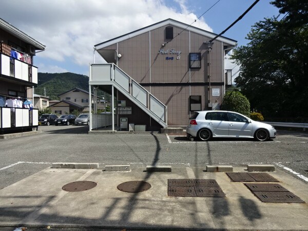 駐車場(画像は101号室です（参考）)