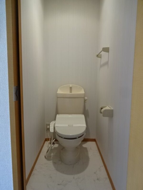 トイレ(写真は105号室です（参考）)