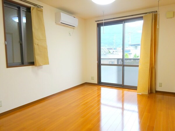 リビング(写真は202号室です（参考）)