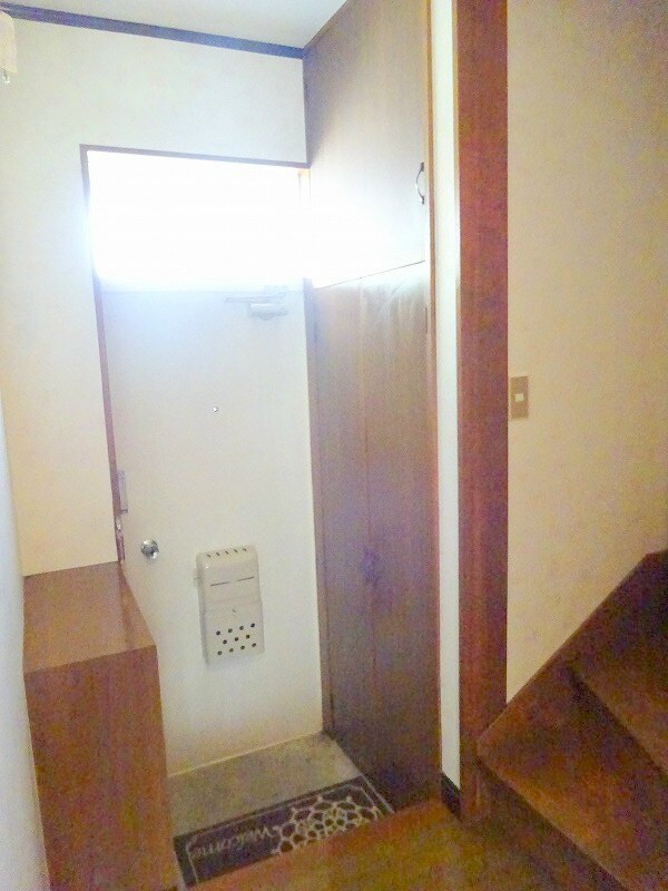 玄関(写真は別部屋)