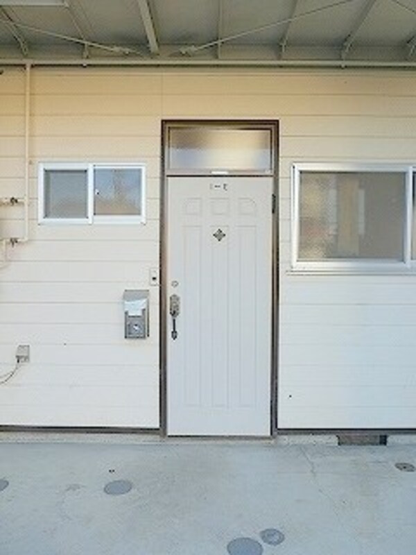 エントランス(写真は1-E号室です（参考)