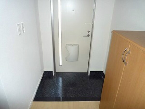 玄関(写真は別部屋です。（参考）)
