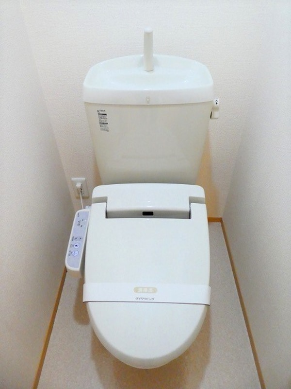 トイレ(写真は101号室です（参考）)