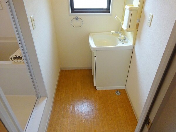 洗面所(写真は201号室です。（参考）)