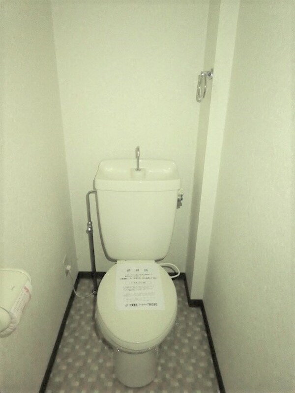 トイレ(写真は202号室です（参考）)
