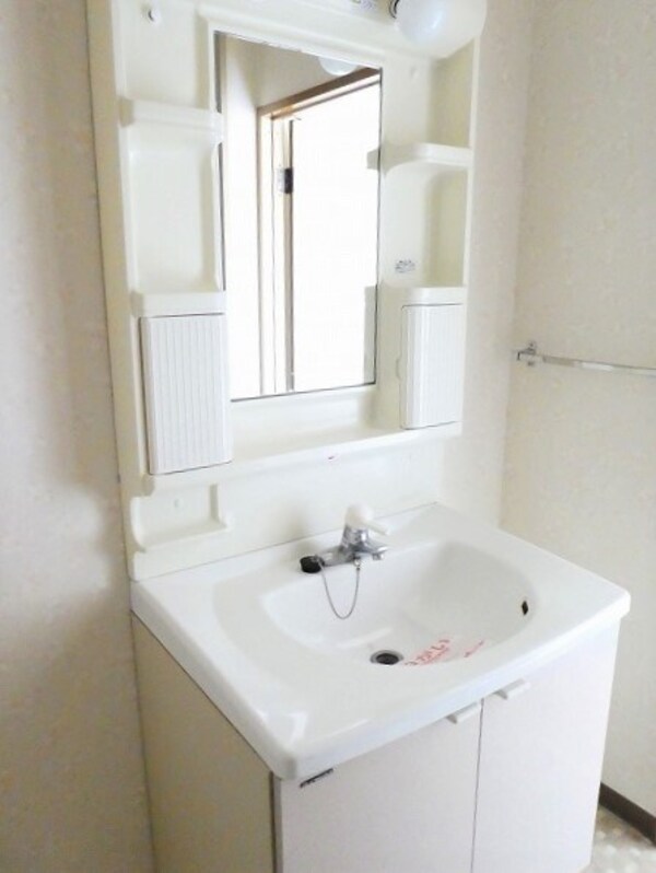 洗面所(写真は202号室です（参考）)