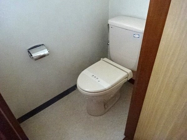トイレ(写真は7号室です（参考）)